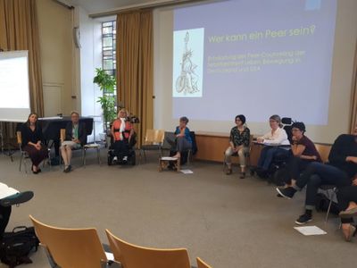 Podium der Veranstaltung "Wer kann Peer sein?"; © Jessica Baeske
