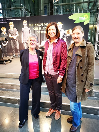 Theresia Degener mit Katrin Göring- Eckardt und Corinna Rüffer © Ingo Kunz