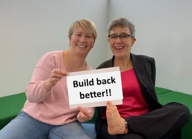 BODYS-Leiterinnen Kathrin Römisch und Theresia Degener mit Schild Build Back Better