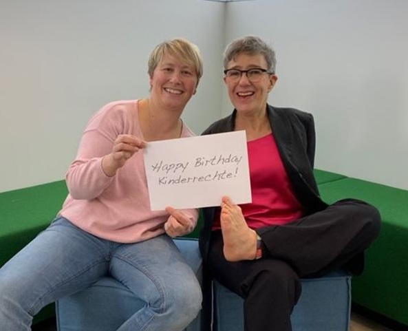BODYS-Leiterinnen Kathrin Römisch und Theresia Degener mit Schild  Happy Birthday Kinderrechte