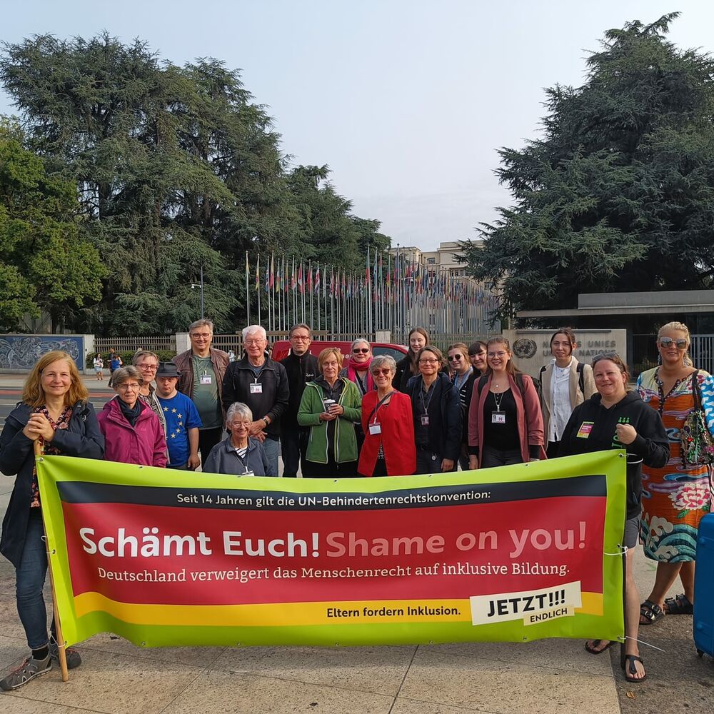 Protestcamp des Elternvereins mittendrin e.V. vor den Vereinten Nationen. Auf dem Banner steht 