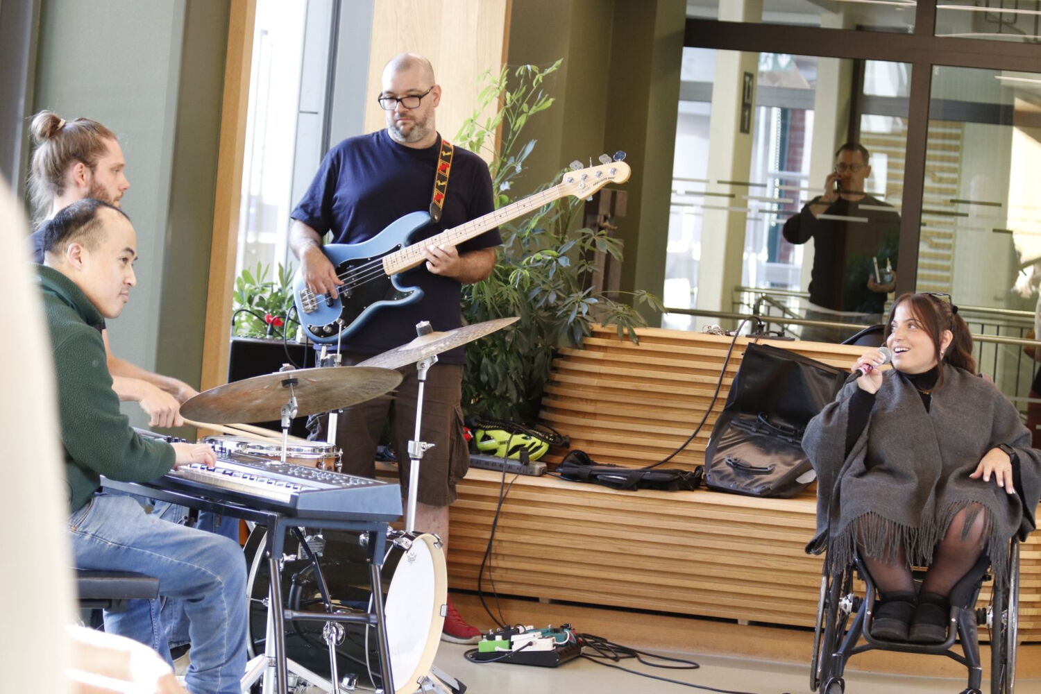 Eine vierköpfige inklusive Band macht Live-Musik im Foyer der Hochschule.